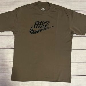 The Nike Tee Olive Green T-Shirt size M